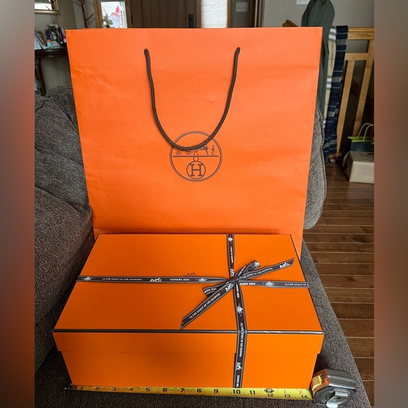 Hermes box and shopping bag bundle
Authentic, bought fr Paris early this yr2024 - Picture 2 of 11